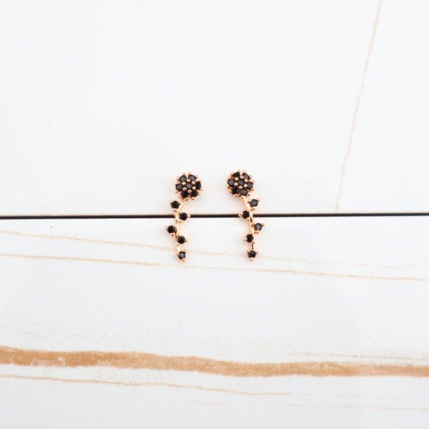 Flower studs black