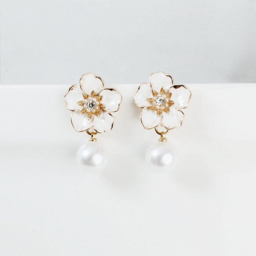 Blossom pearl drops white