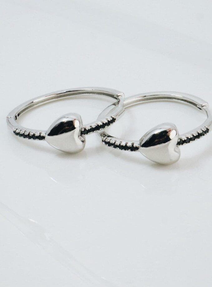 Minimal silver heart hoops 🖤