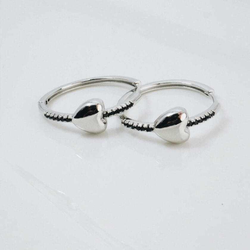 Minimal silver heart hoops 🖤
