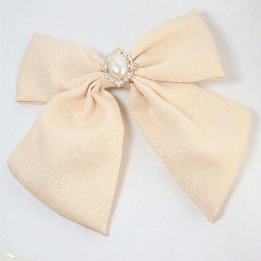 Bow clip pearl stone cream