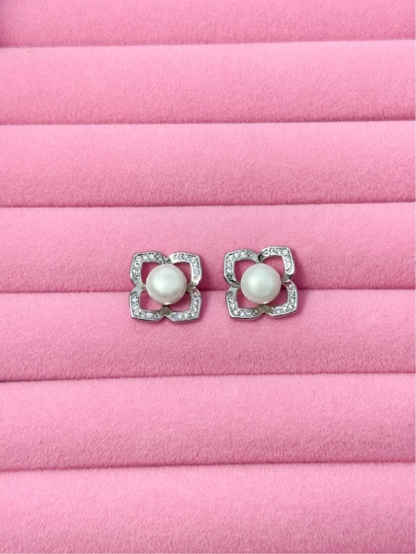 Mini silver pearl studs