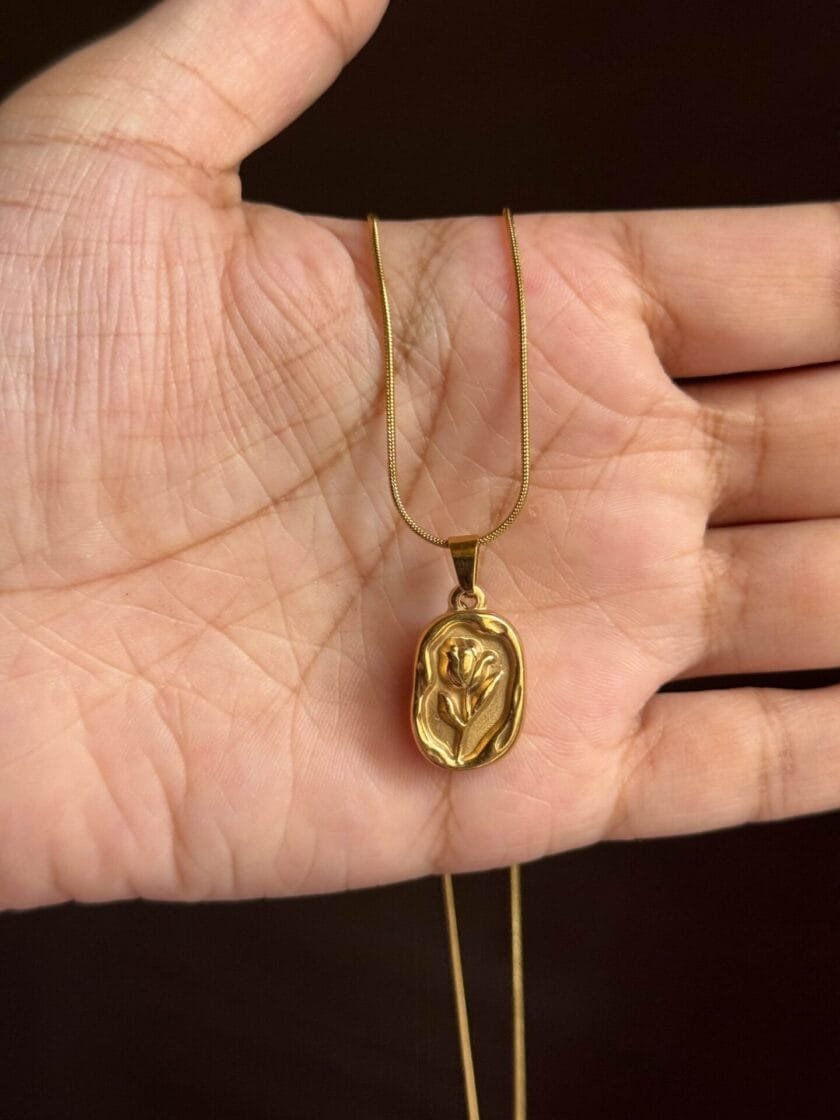 Floral pendant chain golden